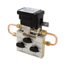 Johnson Controls DP110005U3V3V DP110 Wet-to-Wet Pressure Transducer | 0 to 5 in. | Unidirectional 3-valve manifold, 0-10vdc, FKM Bleed Screw  | Blackhawk Supply