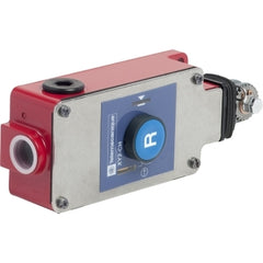 Telemecanique XY2CH13170H7 Latching emergency stop rope pull switch, Telemecanique rope pull switches XY2C, trip wire cable 240 VAC 10 A XY2C | Blackhawk Supply